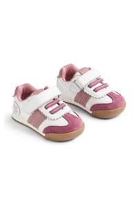 Dětské tenisky v bílé a růžové barvě s suchým zipem, zaoblenou špičkou, semišovými doplňky a texturovanou gumovou podrážkou. Mají pruhovaný design.