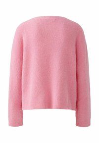 Rosa gestrickter Pullover mit weicher Textur, übergroßer Form und langen Ärmeln. Der Saum ist gerippt, was das entspannte Design betont.