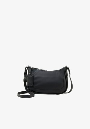 Borsa a spalla nera in pelle con una texture liscia, design curvato, tracolla regolabile e tasca frontale, con un sottile accento del logo.