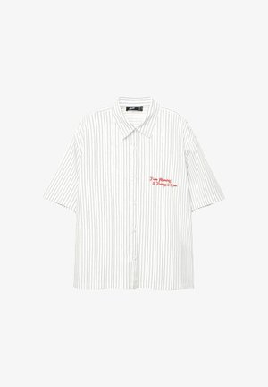 Camicia bianca a maniche corte con righe verticali blu navy, con bottoni davanti e testo ricamato rosso che recita "Da lunedì a venerdì alle 17".