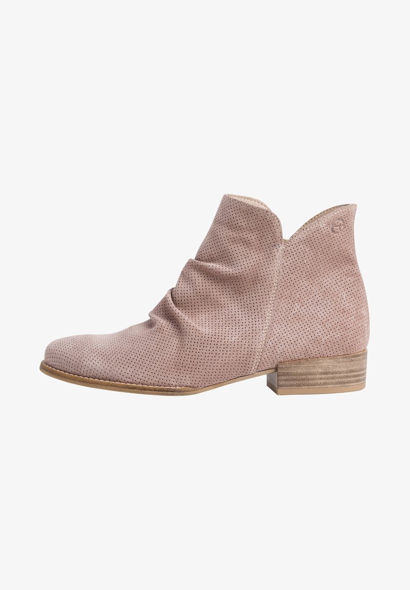 Bottine en daim marron clair avec détails perforés, petit talon en bois empilé et texture douce froncée sur le dessus.