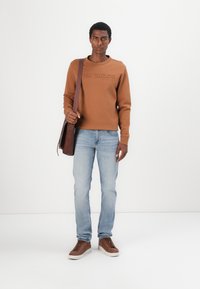 TOM TAILOR EMBOSSED - Sweater - deep cognac