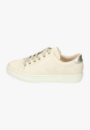 Jasno beżowe sneakersy o pikowanej fakturze, z sznurówką z przodu, złotymi oczkami oraz metalicznym srebrnym akcentem na pięcie. Biała gumowa podeszwa.