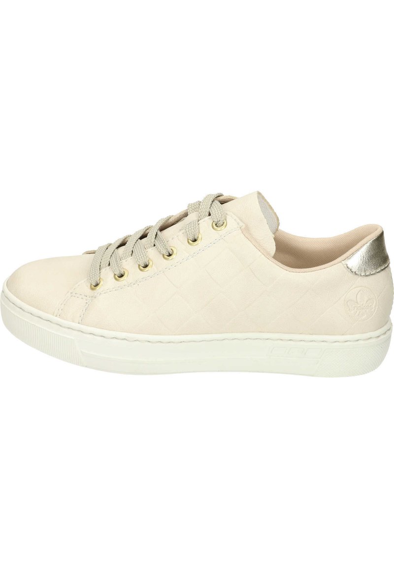 Sneaker beige clair avec texture matelassée, devant à lacets, œillets dorés et accent en argent métallique au niveau du talon. Semelle en caoutchouc blanche.