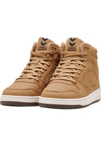 Braune High-Top-Sneaker aus glattem Leder, mit einem strukturierten Kragen, perforierter Zehenpartie und weißer Zwischensohle mit dunkelbrauner Gummisohle.