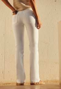 Next LIFT SLIM AND STANDARD - Bootcut-teksad - off white