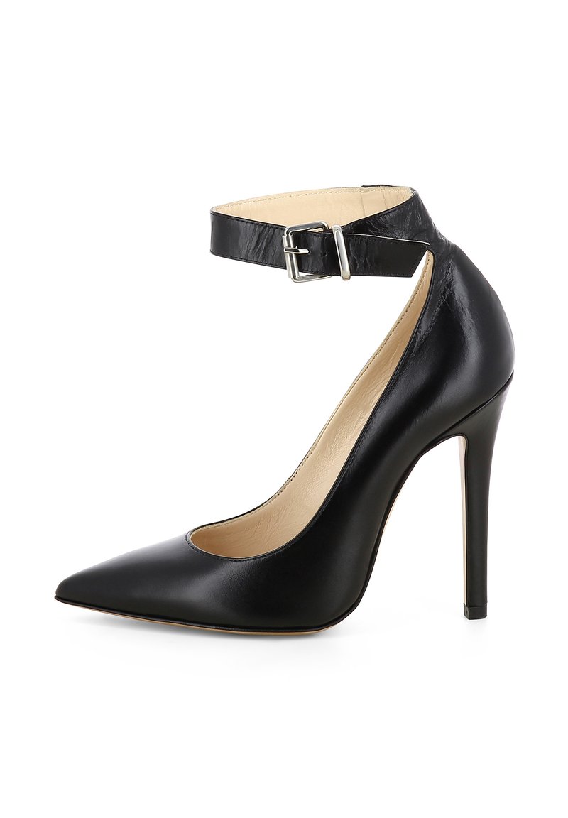 Pump neri in pelle con tacco alto, punta appuntita, cinturino alla caviglia con fibbia e texture liscia. Il tacco a stiletto aggiunge altezza.