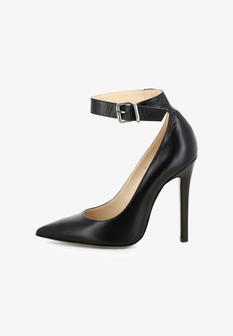 Pump neri in pelle con tacco alto, punta appuntita, cinturino alla caviglia con fibbia e texture liscia. Il tacco a stiletto aggiunge altezza.