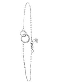 Zilveren schak bracelet met twee verstrengelde ringen, waarvan er één versierd is met kleine heldere steentjes, en een karabijnsluiting voor verstelbare lengte.