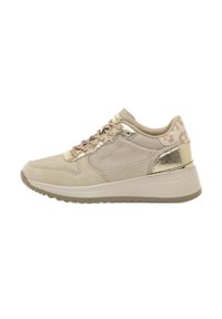 Zapatilla deportiva beige que presenta materiales de malla y ante, acentos metálicos, un panel lateral texturizado y una suela acolchada.