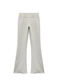 Grå, blødt stof flared bukser med en bred talje og sidelommer, der har en glat tekstur og et rent design uden udsmykninger.