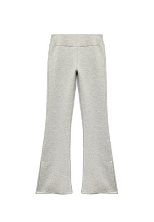 Graue, weiche Stoff weit geschnittene Hosen mit einem breiten Taillenbund und seitlichen Taschen, die eine glatte Textur und ein klares Design ohne Verzierungen aufweisen.