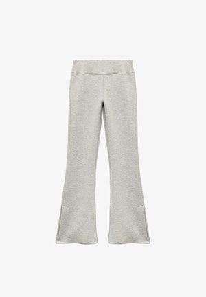 Grijze, zachte flared pantalon met een brede tailleband en zijzakken, met een gladde textuur en een schoon ontwerp zonder versieringen.