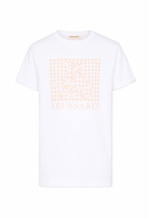 T-shirt blanc à manches courtes avec un carré à damier couleur pêche clair, un motif floral et le texte « TRUSSARDI » sur le devant.