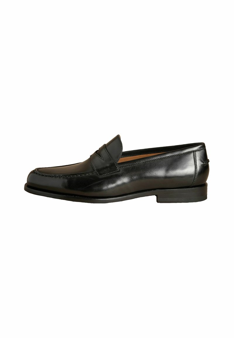 Crni kožni loafers s glatkom površinom, zaobljenim vrhom i dekorativnim šavovima. Imaju nisku, ravnu petu i dizajn koji se jednostavno obuva.