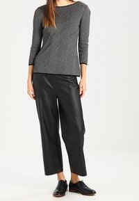 comma Sweter
