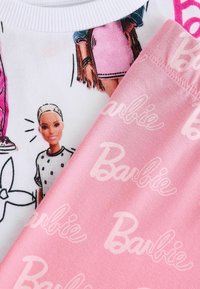 Next BARBIE REGULAR FIT - Nattplagg set - white pink