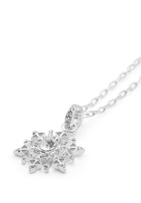Sølv halskæde med en stjerneformet vedhæng. Vedhænget har en central klar sten, omgivet af mindre grønne og klare accenter. Kæden er ledet.
