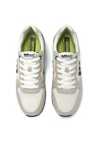Zapatillas gris claro con material de malla y gamuza, cordones blancos, acentos negros y una plantilla verde brillante etiquetada como "Comfort Foam".