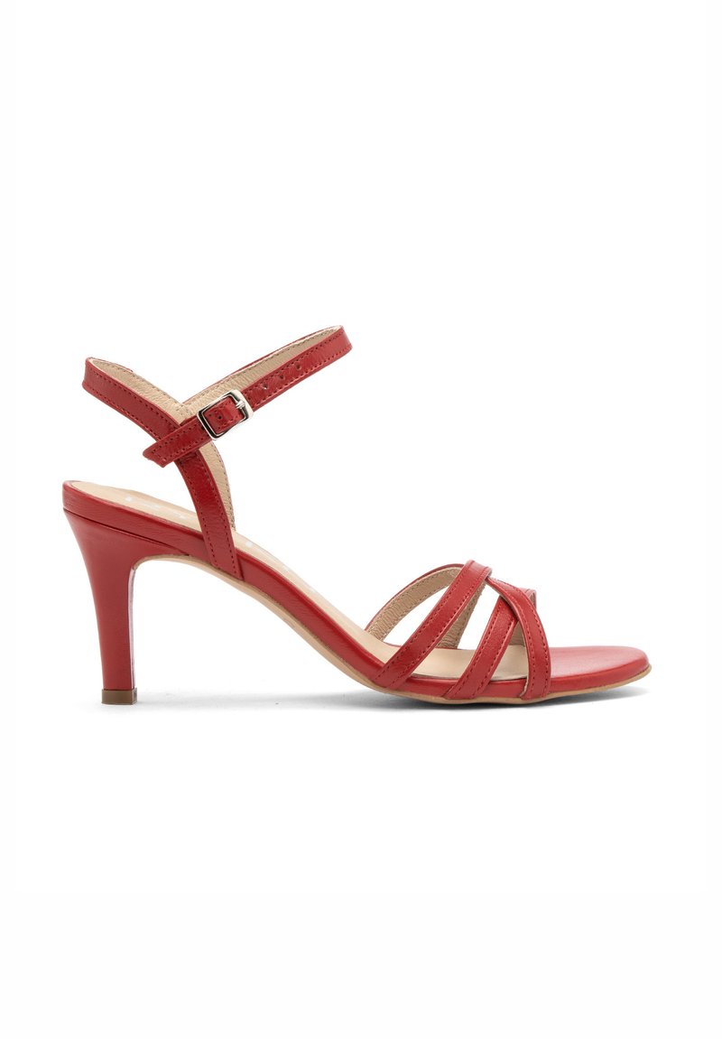 Czerwone skórzane sandały na wysokim obcasie z krzyżującymi się paskami, regulowanym paskiem na kostkę z srebrnym zapięciem oraz beżową wkładką.