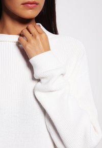 Won Hundred Sweter