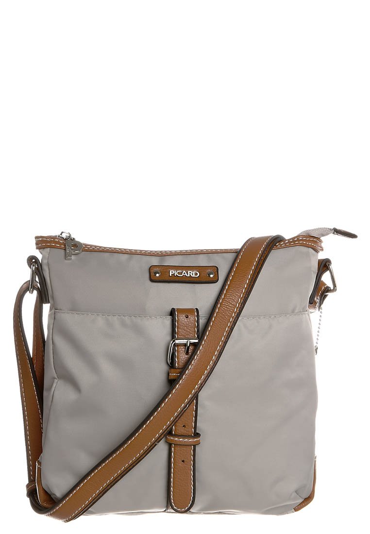 Borsa a tracolla grigia chiara con cinturino regolabile marrone, dettaglio a fibbia sul davanti e zip argentata, con il marchio "Picard" sul pannello frontale.
