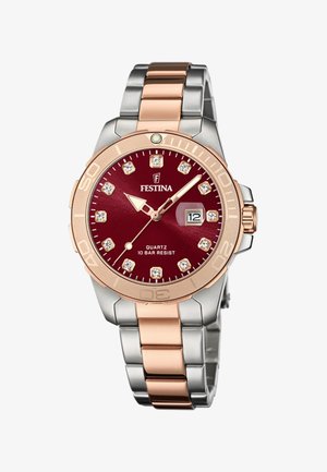 Pánské quartzové hodinky Festina s kulatým burgundským ciferníkem, růžově zlatým rámem, stříbrným a růžově zlatým kovovým páskem, voděodolností 10 bar a krystalovými akcenty.