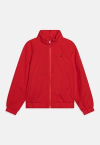 Rode windbreakerjas met een hoge kraag, ritssluiting aan de voorkant, twee zijzakken en elastische manchetten, met een klein logo op de borst.