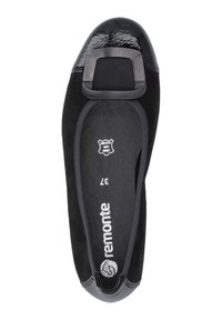 Chaussure plate noire en combinaison de daim et de cuir verni. Dotée d'une boucle carrée texturée à l'avant. Taille 37.