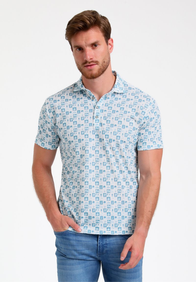 Polo majica kratkih rukava v svetlo modri barvi z vzorcem, ki vključuje majhne kvadratke in ikone. Narejena iz mehke, zračne tkanine.