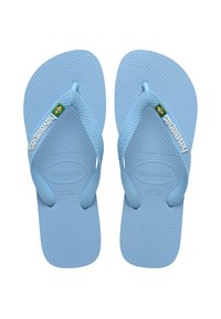 Vaaleansiniset kumiset flip-flopit, joissa on teksturoitu pohja, kahden sävyn remmit ja pieni Brasilian lippu -yksityiskohta. Kokona 37-38 merkitty pohjaan.