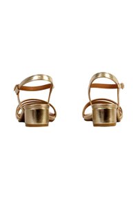 Gouden bandjes sandalen met een lage blokhak, met een gladde metallic afwerking, een verstelbaar enkelbandje en een open achterkant.
