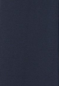 Tmavě námořnická texturovaná látka s malým tkaným mřížkovým vzorem; měkký povrch s mírným leskem, vhodná pro různé aplikace.