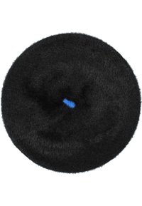 Ümar must beret, mis on valmistatud pehmest, tekstuuriga kangast, mille keskel on väike sinine aktsent. Sile pind, millel on veidi karvane viimistlus.
