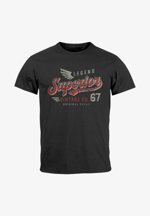Schwarzes Baumwoll-T-Shirt mit einem grafischen Design in Rot und Grau. Der Text beinhaltet "Legend Superior Vintage Co. 67" mit Flügelakzenten.