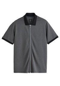 Kortærmet grå polo-t-shirt med sort krave og manchetter, med en fuld lynlås foran og et subtilt geometrisk mønster.