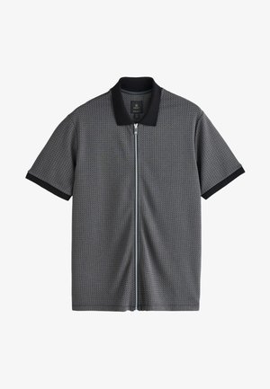 Polo shirt grigio a maniche corte con colletto e polsini neri, dotato di una cerniera frontale completa e di un sottile motivo geometrico.