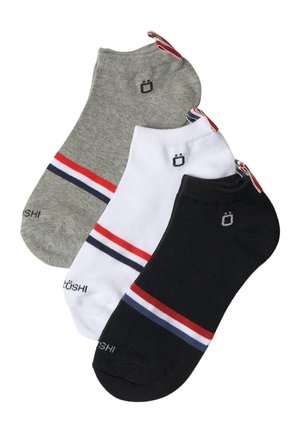 Tres calcetines tobilleros en gris, blanco y negro, cada uno con rayas rojas, blancas y azul marino y un pequeño logotipo negro cerca del puño del tobillo.