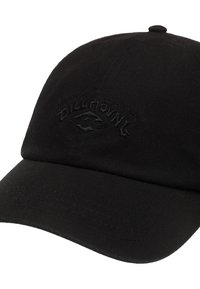 Czarna czapka baseballowa z teksturowanej tkaniny, z haftowanym logo z przodu, zakrzywionym daszkiem i przeszyciami.
