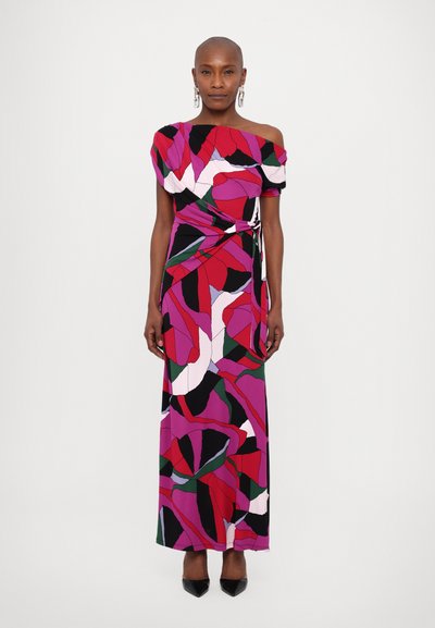Maxi-Kleid mit einem Schulterdesign, das ein lebhaftes abstraktes Muster in Rosa, Rot, Schwarz und Grün zeigt. Wickeloptik, leichtes Material und glatte Textur.