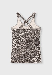 Top a canotta con stampa leopardata e spalline incrociate, realizzato in tessuto morbido, con uno sfondo beige e macchie marroni scure. Texture liscia.