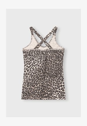 Top bez rękawów w wzór panterki z krzyżowymi ramiączkami, wykonany z miękkiego materiału, z beżowym tłem i ciemnobrązowymi plamami. Gładka faktura.