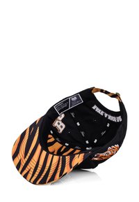 Cappello nero con motivo a strisce di tigre arancioni sul visiera, con in evidenza un ricamo "89" e dettagli del logo all'interno.