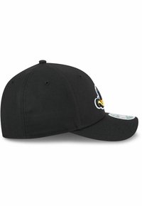 Schwarze Kappe mit gebogenem Schirm, besticktem Charakterdesign in Farbe auf der Vorderseite und sechs Belüftungs-Öffnungen auf der Krone.