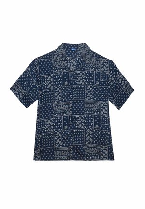 Camisa de manga corta en navy oscuro con patrones de paisley y geométricos en blanco. Presenta un cuello con solapa y un corte relajado, fabricada con tejido ligero.