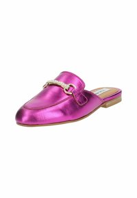Mocassino fucsia metallico con borchie dorate e punta arrotondata. Suola bassa marrone con una texture liscia e un design elegante.