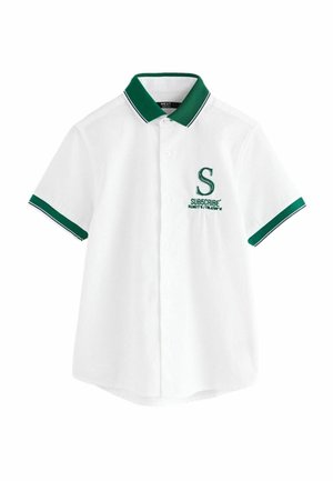 Witte polo met korte mouwen, voorzien van een groene kraag en accenten op de mouwen, met een geborduurde "S" en het woord "SUBSCRIBE." Gestructureerde stof.