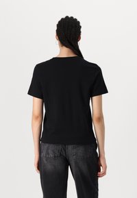 Sort kortærmet t-shirt med rund halsudskæring, lavet af glat stof. Har en afslappet pasform og et enkelt design uden synlige logoer eller mønstre.
