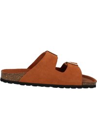 Bruine suède slide sandaal met twee open banden, kurken tussenzool en een getextureerde zwarte rubberen outsole. Voorzien van metalen accentgespen.