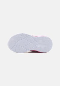 Scarpa da ginnastica rosa con suola in gomma bianca e texture. Parte superiore liscia con accenti minimi, caratterizzata da un motivo sottile sul battistrada della suola.
